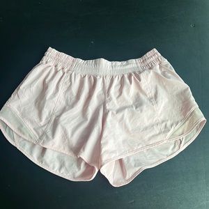 NWOT Lululemon LR Hotty Hot, LR 4”, Size 8 in Dusty Pink.